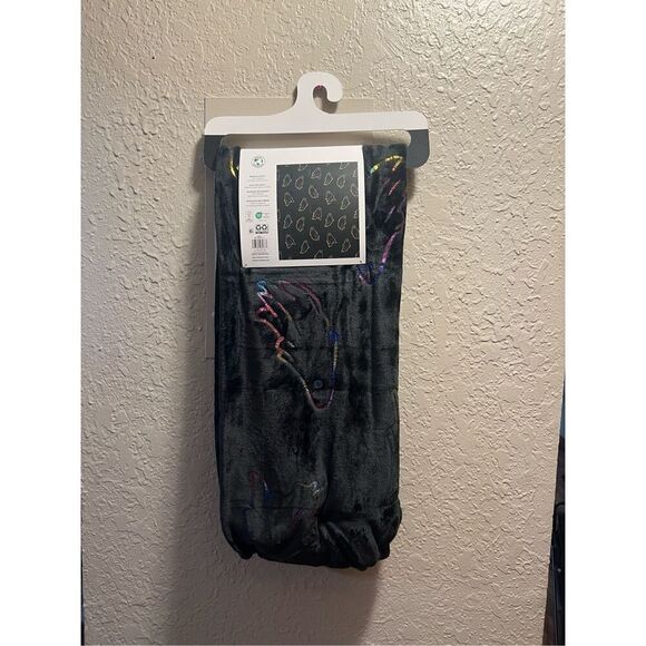 Halloween Velvet Plush Throw Black With Rainbow Ghosts 50” X 60” NEW - Picture 4 of 5